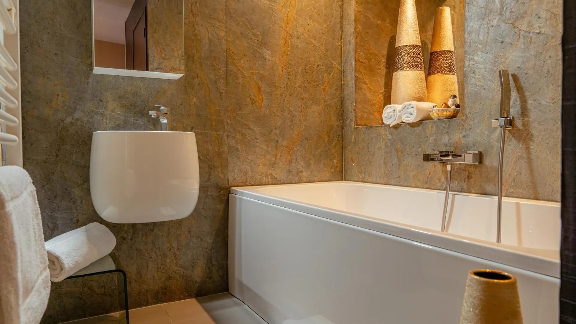 Demeures & Chateaux Auberge De La Tour - Hotel & Restaurants - Marcoles Auvergne