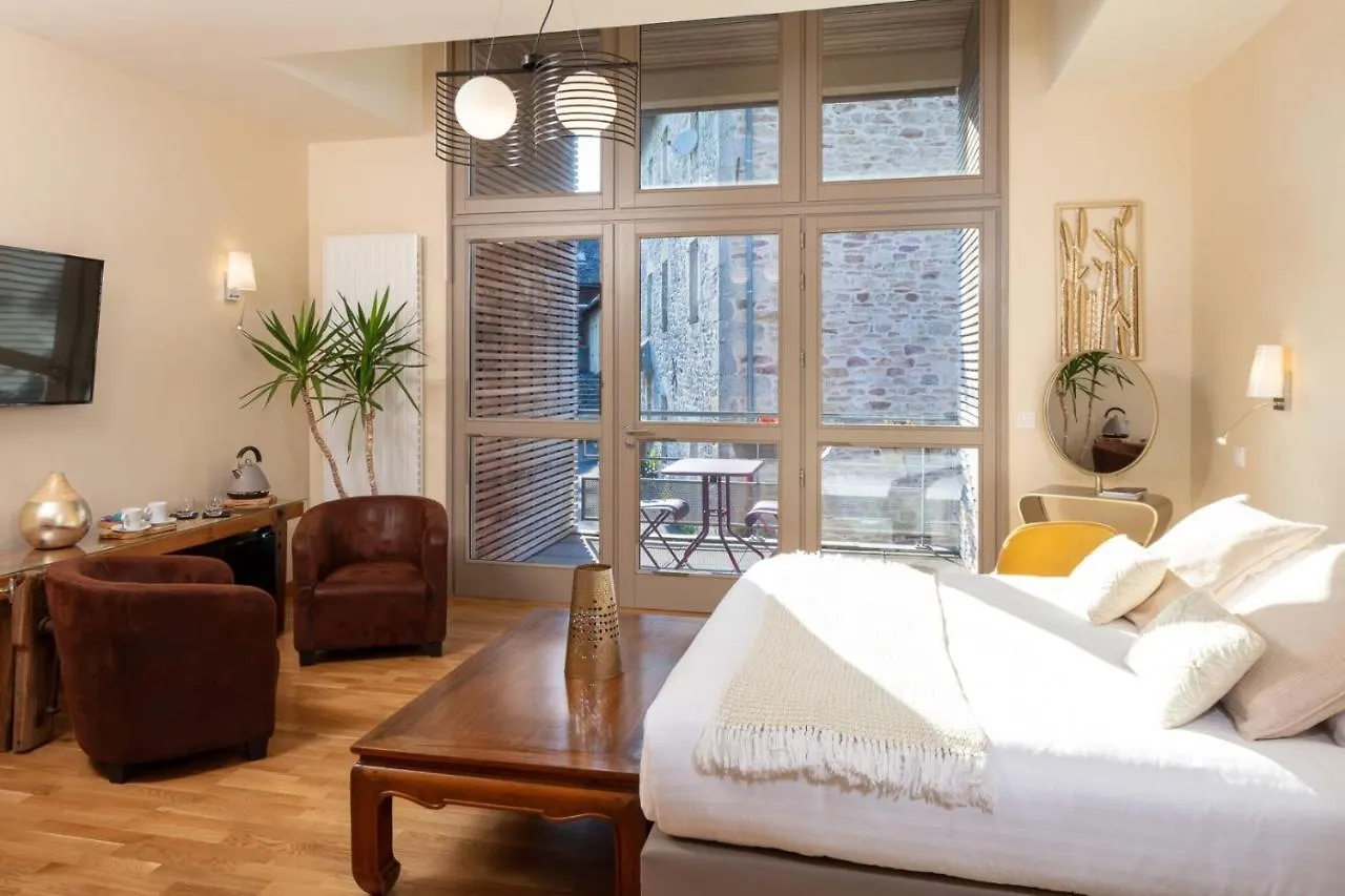 Demeures & Chateaux Auberge De La Tour - Hotel & Restaurants - Marcoles Auvergne