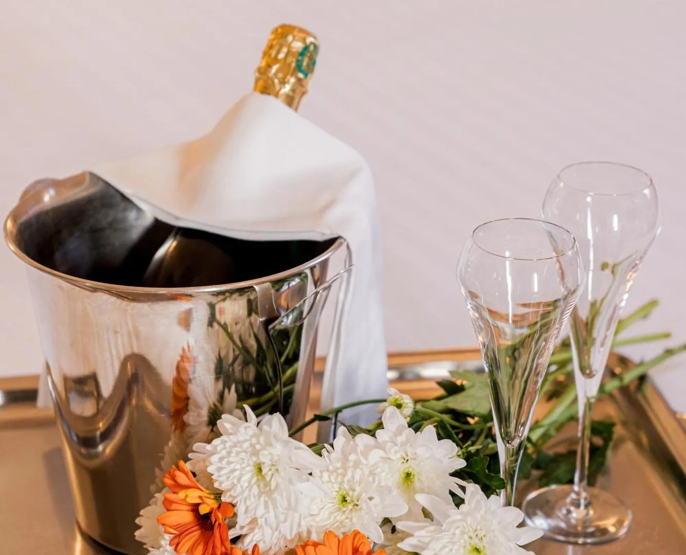 Demeures & Chateaux Auberge De La Tour - Hotel & Restaurants - Marcoles Auvergne