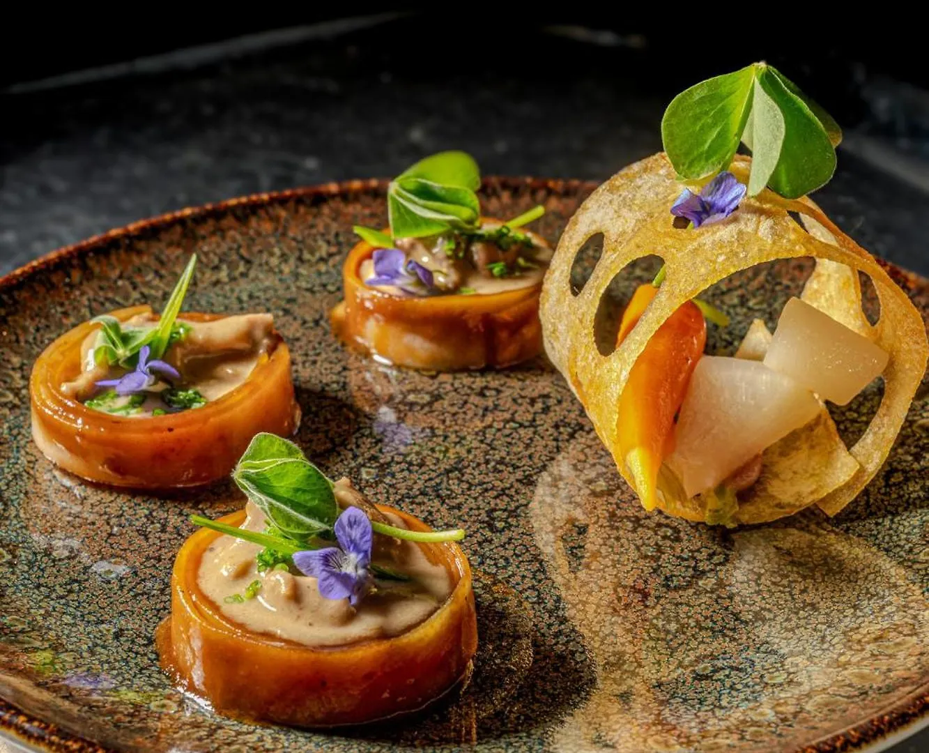 ****  Demeures & Chateaux Auberge De La Tour - Hotel & Restaurants - Marcoles Auvergne Frankrike