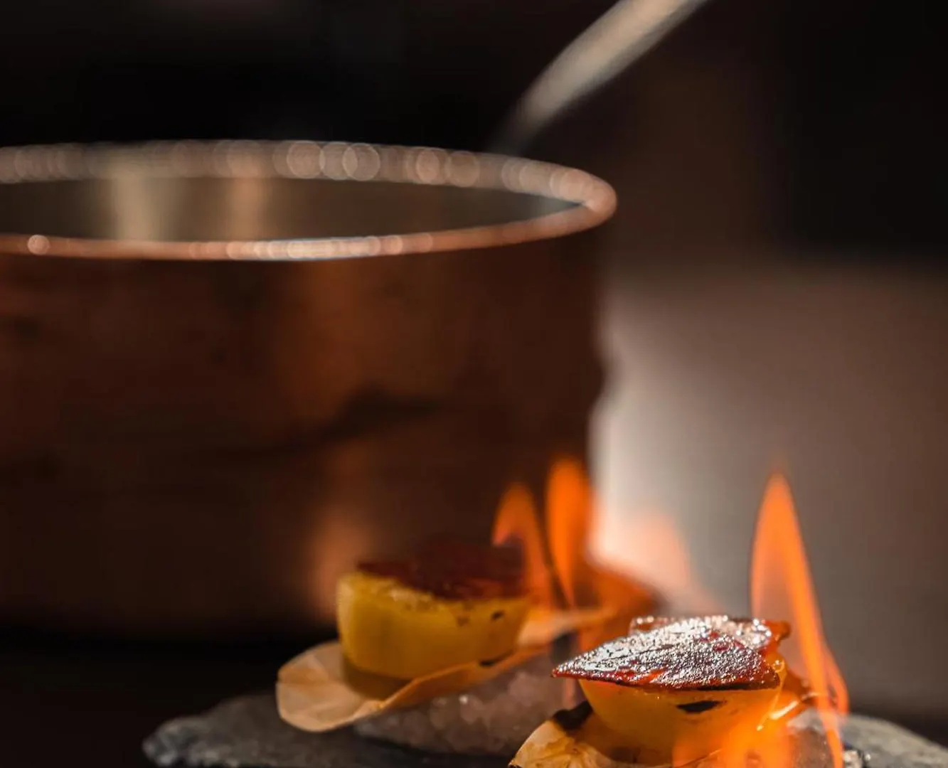 Demeures & Chateaux Auberge De La Tour - Hotel & Restaurants - Marcoles Auvergne Frankrike