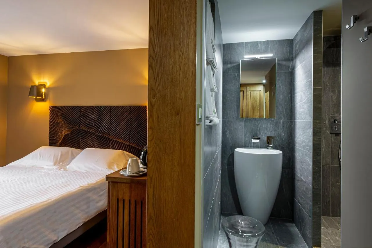 Demeures & Chateaux Auberge De La Tour - Hotel & Restaurants - Marcoles Auvergne