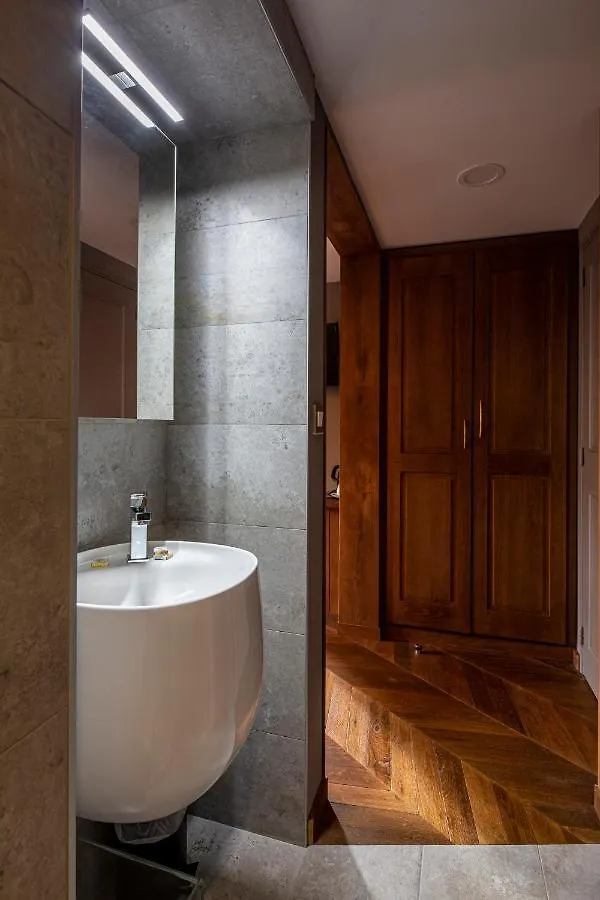 Demeures & Chateaux Auberge De La Tour - Hotel & Restaurants - Marcoles Auvergne
